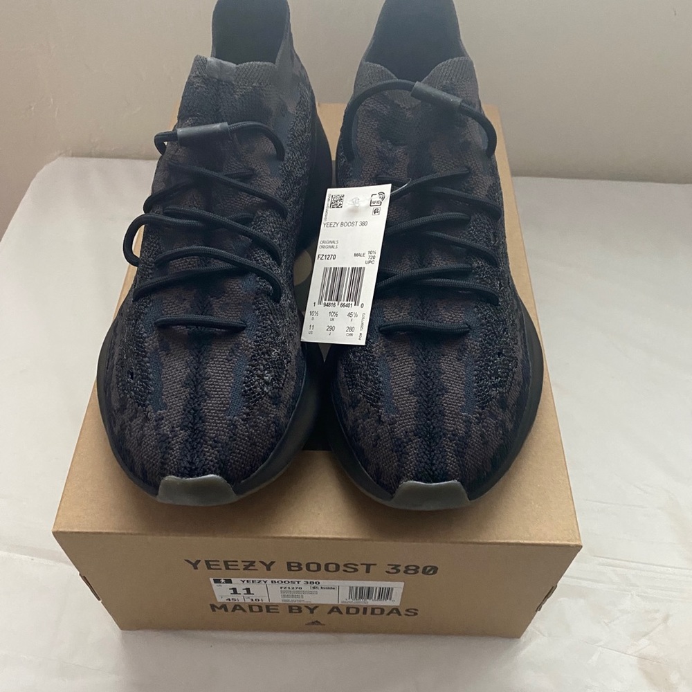 Yeezy Boost 380 onyx size 11 US